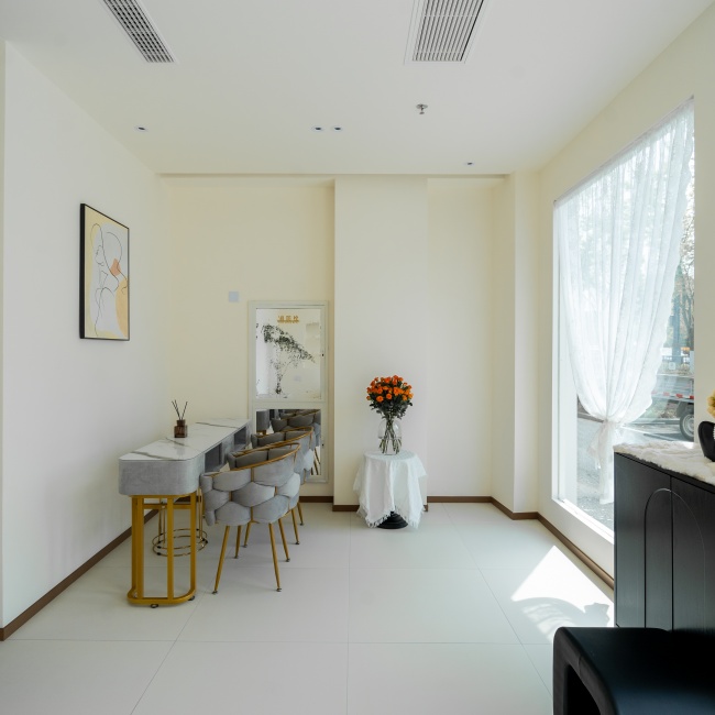 杭州拱墅区 100 平美容院装修设计实景图(前台与休息区).jpg 杭州拱墅区 100 平美容院装修设计实景图(前台与休息区).jpg